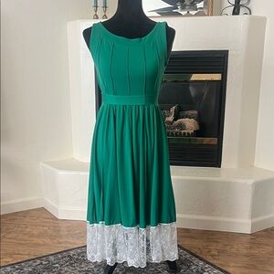 Elegant Green Dress with Lace Hem